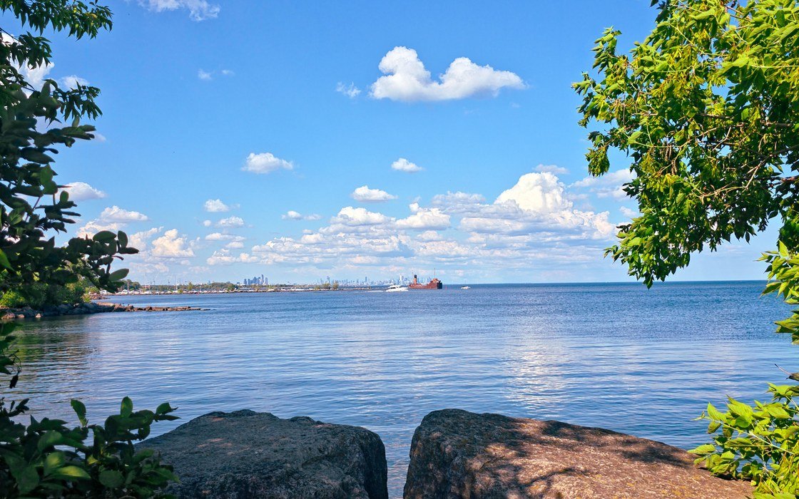 The shore of Lake Ontario seen from Toronto, with the water open to the horizon