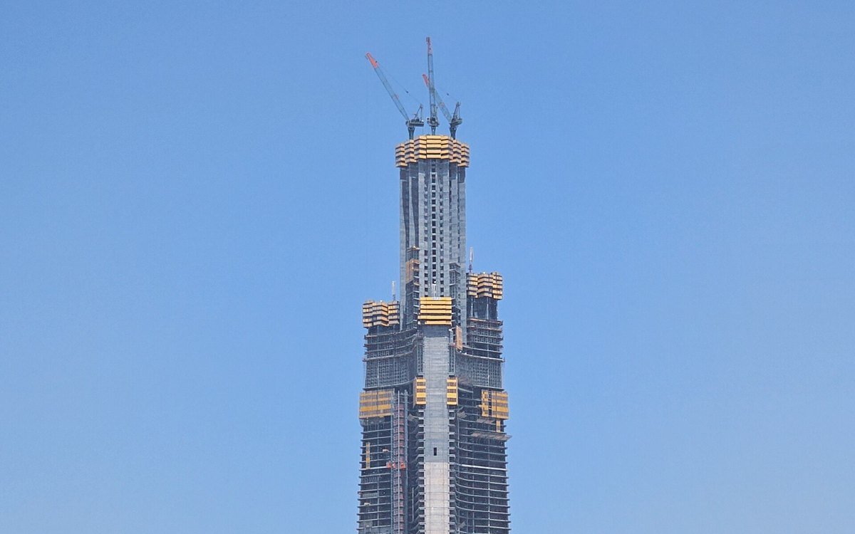Jeddah Tower under construction, cranes at the top of the structure