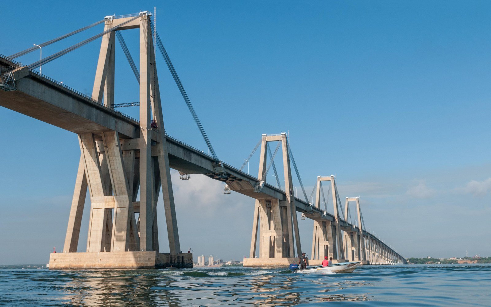 The General Rafael Urdaneta Bridge carrying its concrete piers across Lake Maracaibo towards Cabimas