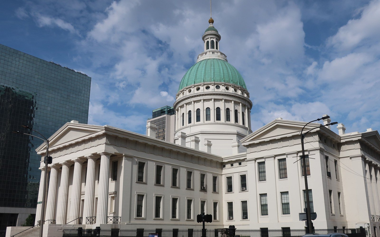 The columned front and green dome of the Old Courthouse in St. Louis against a blue sky